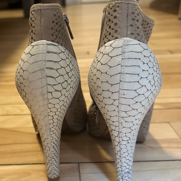 SOLD - BCBG shoes never used 8.5M - Picture 2 of 5